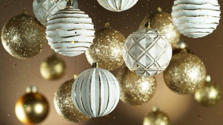 Téléchargez les photos : Boules de Noël avec des particules scintillantes qui tombent. Beau fond décoratif avec Noël Thème de vacances. - en image libre de droit