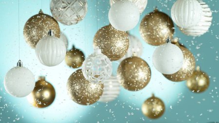 Foto de Bolas de Navidad con la caída de copos de nieve. Hermoso fondo decorativo con tema de vacaciones de Navidad. - Imagen libre de derechos
