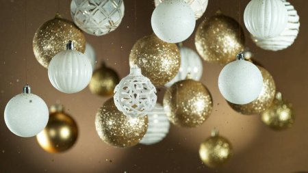 Foto de Bolas navideñas con partículas brillantes que caen. Hermoso fondo decorativo con tema de vacaciones de Navidad. - Imagen libre de derechos
