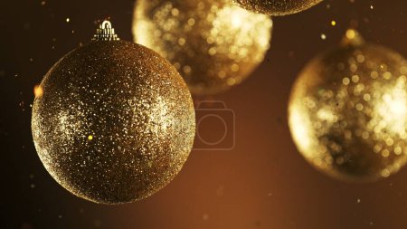 Téléchargez les photos : Boules de Noël avec des particules scintillantes qui tombent. Beau fond décoratif avec Noël Thème de vacances. - en image libre de droit
