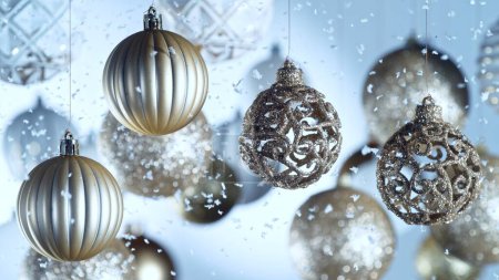 Foto de Bolas decorativas de Navidad colgando con purpurina cayendo. Fondo de celebración abstracta. - Imagen libre de derechos