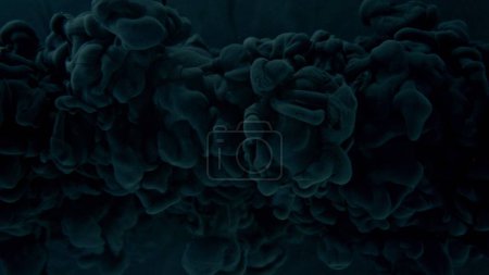 Foto de Gotas de pintura negra mezclándose en agua. Tinta arremolinándose bajo el agua. Fondo de color abstracto. - Imagen libre de derechos