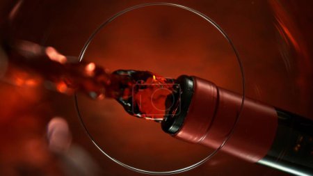 Téléchargez les photos : Verser du vin rouge dans du verre, Macro Shot. Composition unique prise de vue de l'intérieur du verre. - en image libre de droit
