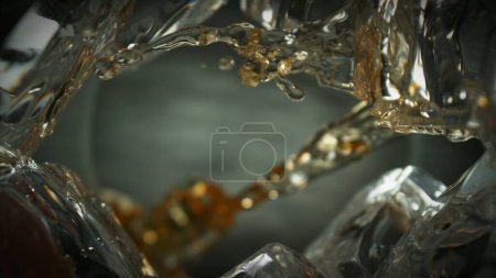 Téléchargez les photos : Verser du whisky dans du verre, Macro Shot. Composition unique prise de vue de l'intérieur du verre. - en image libre de droit