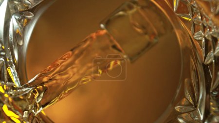 Foto de Echando whisky en el vaso, Macro Shot. Composición única disparada desde el interior del vidrio. - Imagen libre de derechos