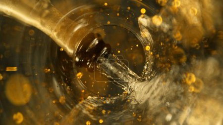 Foto de Vino de champán vertiendo en la copa. Vista panorámica única desde la parte inferior del cristal. - Imagen libre de derechos