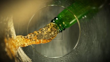 Téléchargez les photos : Macro-shot de bière coulant dans le verre. Angle de perspective unique du fond d'un verre. Mouvement de gel. - en image libre de droit