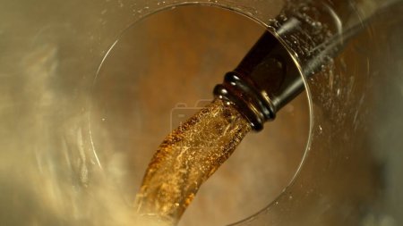 Foto de Macro Shot de cerveza vertiendo en el vaso. Ángulo de perspectiva único desde el fondo de un vaso. Congelar movimiento. - Imagen libre de derechos