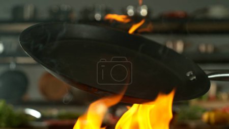 Téléchargez les photos : Casserole de cuisson vide au-dessus du feu. Cuisine avec ustensiles sur fond. Concept de préparation des aliments, idéal pour le placement de produits. - en image libre de droit