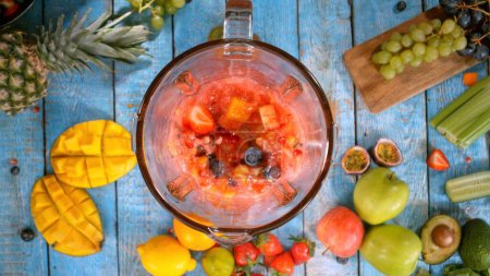 Foto de Overhead Shot of Pieces of Fruits and Vegetables in Blender. Preparación de Smoothie Drink, top Ver Composición. - Imagen libre de derechos
