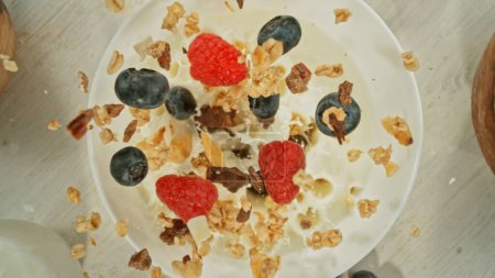 Foto de Freeze Motion of Falling Cereals into Bowl with Milk. Sobrecarga de mesa Shot. - Imagen libre de derechos