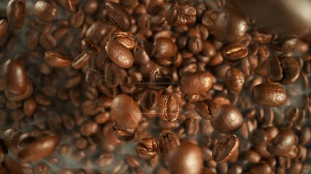Téléchargez les photos : Congeler le mouvement des grains de café volants sur pile. Vue aérienne. - en image libre de droit