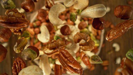 Foto de Congelar el movimiento de Flying Nuts Mix. Grupo de varios tipos de frutos secos cayendo. - Imagen libre de derechos