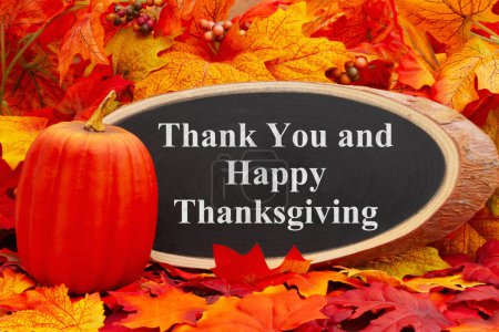 Foto de Gracias y feliz tarjeta de felicitación de Acción de Gracias con hojas de otoño y una calabaza - Imagen libre de derechos