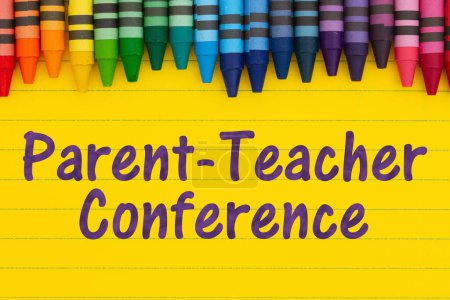 Téléchargez les photos : Parent Teacher Conference message avec des crayons sur papier ligné jaune vif - en image libre de droit
