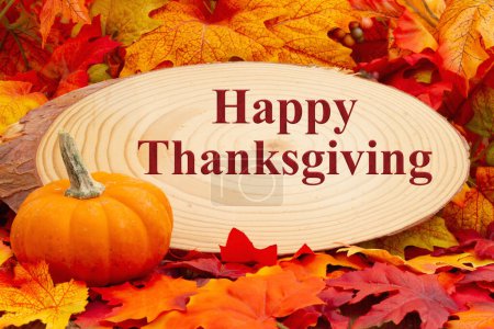Téléchargez les photos : Joyeux Thanksgiving carte de vœux avec des feuilles d'automne et une citrouille - en image libre de droit