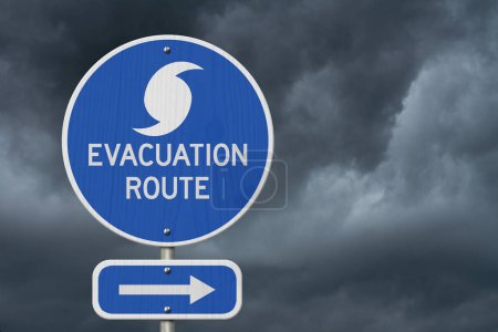 Evacuación Señal de ruta azul con un cielo tormentoso para huracanes
