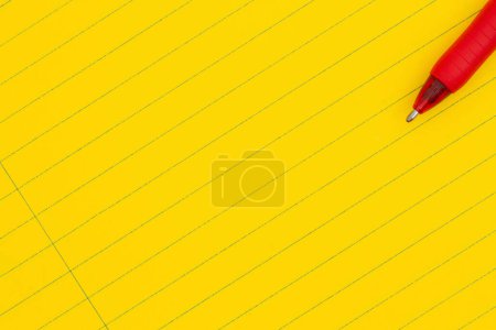 Foto de Papel de cuaderno de línea gobernado amarillo brillante con un fondo de lápiz para su educación o mensaje escolar - Imagen libre de derechos