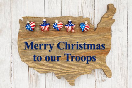 Foto de Feliz Navidad a nuestras tropas saludo con estrellas en madera envejecida EE.UU. mapa en blanco - Imagen libre de derechos
