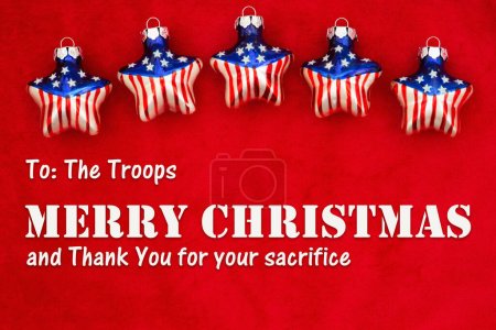 Foto de Feliz Navidad a nuestras tropas saludo con adornos de estrellas en felpa roja - Imagen libre de derechos