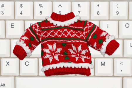 Téléchargez les photos : Pull de Noël sur un clavier pour votre message d'achat de vacances en ligne - en image libre de droit