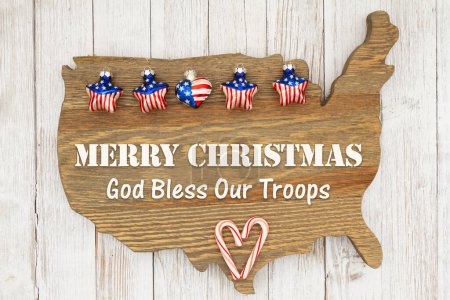 Foto de Feliz Navidad Dios bendiga a nuestras tropas saludo con estrellas en madera envejecida mapa de EE.UU. en cal - Imagen libre de derechos