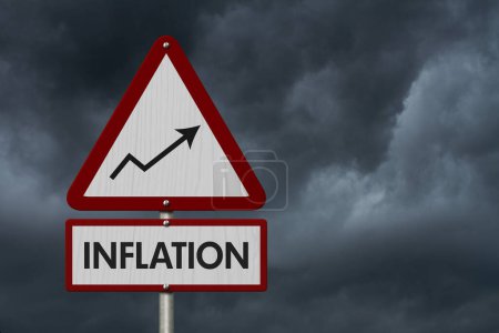 Inflationsrotes Warnschild am stürmischen Himmel mahnt zur Vorsicht