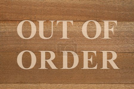Téléchargez les photos : Panneau Out of Order sur bois brun foncé altéré - en image libre de droit