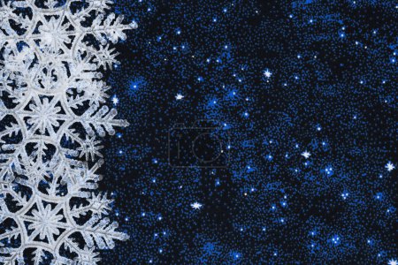 Foto de Copos de nieve blancos con estrellas de fondo de vacaciones para su invierno o mensaje de temporada - Imagen libre de derechos