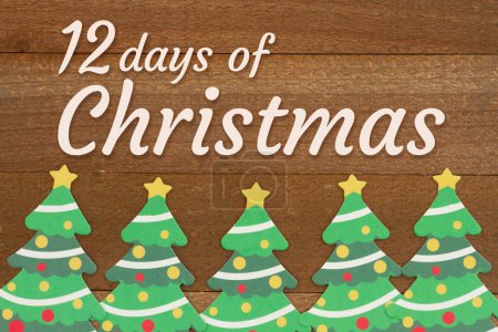 Foto de 12 días de felicitación navideña con árboles de Navidad sobre madera envejecida - Imagen libre de derechos