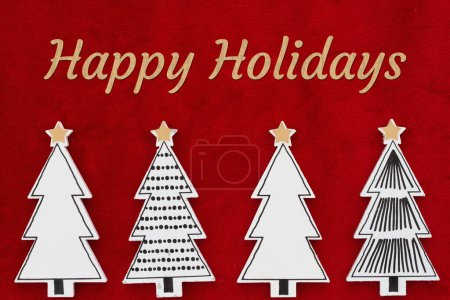 Téléchargez les photos : Joyeuses fêtes de vœux avec des arbres de Noël sur matière peluche rouge - en image libre de droit