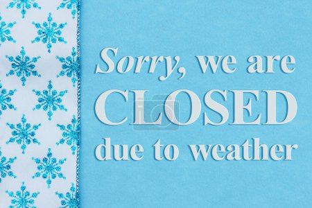 Téléchargez les photos : Désolé, nous sommes fermés en raison du message météo les flocons de neige bleus - en image libre de droit