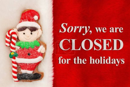 Téléchargez les photos : Désolé, nous sommes fermés pour le message de vacances avec mignon elfe en pain d'épice sur matière peluche rouge - en image libre de droit