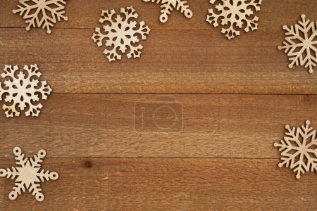 Foto de Copos de nieve de madera sobre fondo de vacaciones de madera envejecida para su mensaje de invierno o de temporada - Imagen libre de derechos