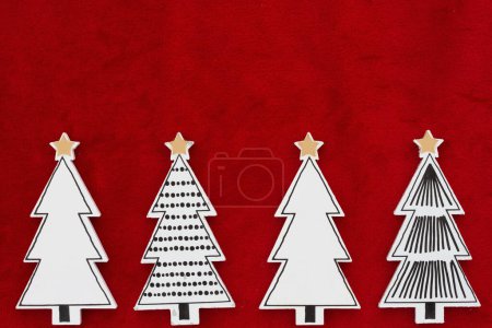 Foto de Árboles de Navidad sobre fondo de vacaciones de material de felpa roja para su invierno o mensaje de temporada - Imagen libre de derechos