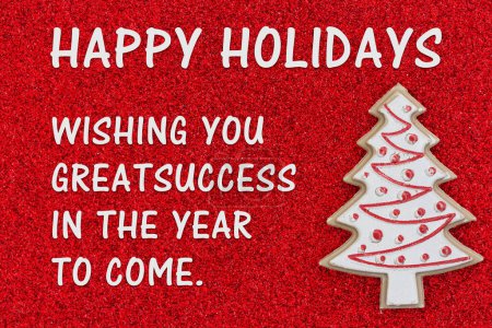 Téléchargez les photos : Joyeuses fêtes de vœux avec sapin de Noël sur papier paillettes rouge pour votre message à vos clients et clients - en image libre de droit
