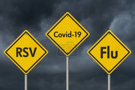 Téléchargez les photos : Panneau d'avertissement RSV, covid-19 et grippe jaune avec ciel orageux - en image libre de droit