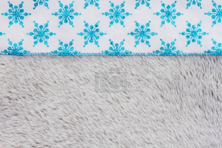 Téléchargez les photos : Flocons de neige bleus sur fond de vacances en peluche gris pour votre message d'hiver ou saisonnier - en image libre de droit