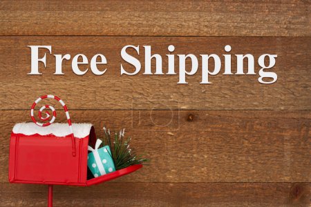 Téléchargez les photos : Message de livraison gratuit avec boîte aux lettres de Noël sur bois altéré - en image libre de droit