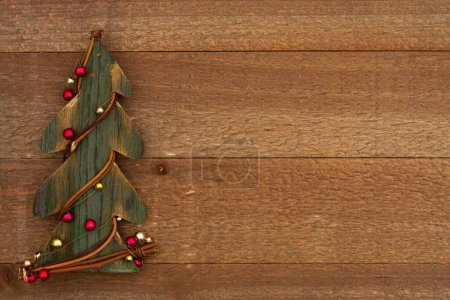 Téléchargez les photos : Arbre de Noël sur fond de vacances en bois altéré pour votre message d'hiver ou saisonnier - en image libre de droit
