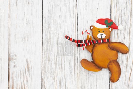 Foto de Lindo oso de Santa sobre fondo de vacaciones de madera envejecida para su invierno o mensaje de temporada - Imagen libre de derechos