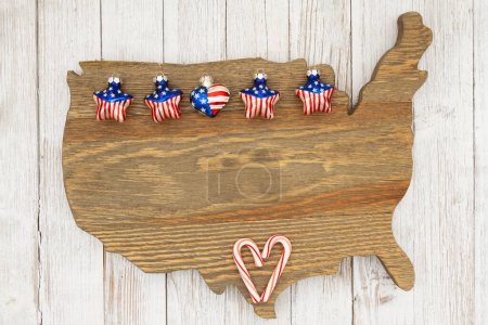 Téléchargez les photos : États-Unis Décorations de Noël étoiles sur bois altéré États-Unis carte arrière-plan américain pour votre message US ou patriotique - en image libre de droit