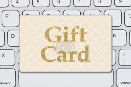 Téléchargez les photos : Message de carte cadeau sur papier jaune sur un clavier pour votre message d'achat en ligne - en image libre de droit