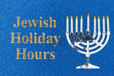 Téléchargez les photos : Heures des fêtes juives message avec une menorah sur paillettes bleues - en image libre de droit