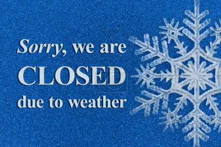 Téléchargez les photos : Désolé, nous sommes fermés en raison du temps avec un flocon de neige sur paillettes bleues - en image libre de droit