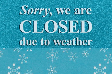 Téléchargez les photos : Désolé, nous sommes fermés en raison du temps avec des flocons de neige sur paillettes bleues - en image libre de droit