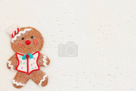 Foto de Lindo hombre de jengibre en el fondo de vacaciones blanco texturizado para su invierno o mensaje de temporada - Imagen libre de derechos