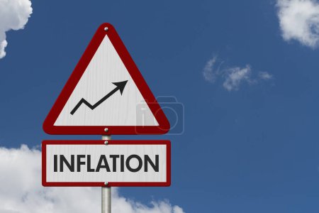 Téléchargez les photos : Panneau rouge d'avertissement d'inflation sur le ciel pour message économique de prudence - en image libre de droit