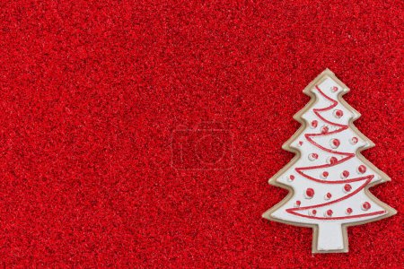 Téléchargez les photos : Arbre de Noël sur papier paillettes rouge fond de vacances pour votre message d'hiver ou saisonnier - en image libre de droit