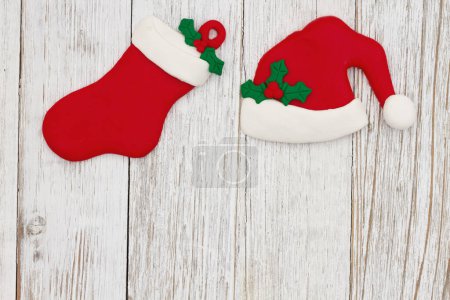Téléchargez les photos : Chapeau de Père Noël et bas de Noël sur fond de vacances en bois altéré pour votre message d'hiver ou de saison - en image libre de droit